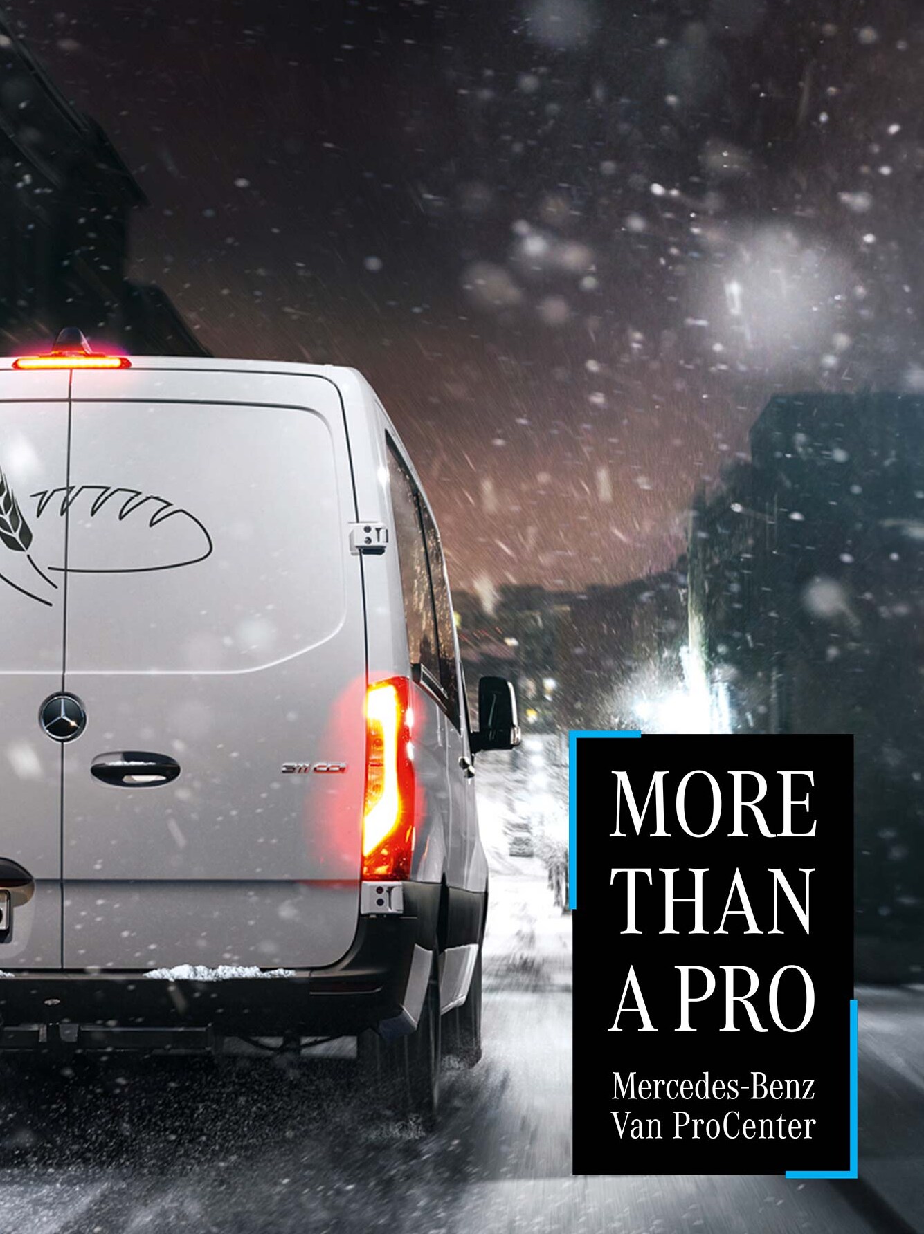 Mercedes-Benz Sprinter sotto la neve su una strada notturna.