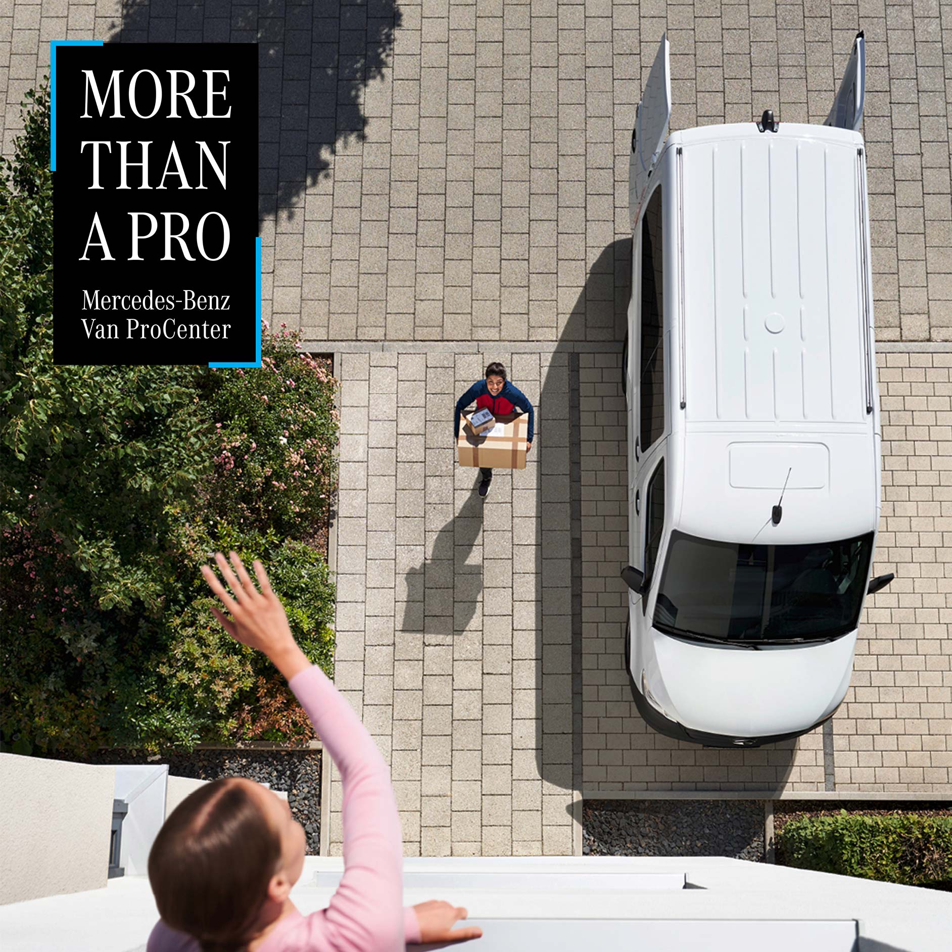 Semplicità | Mercedes-Benz Van ProCenter Corriere con pacco accanto a un veicolo Mercedes-Benz.