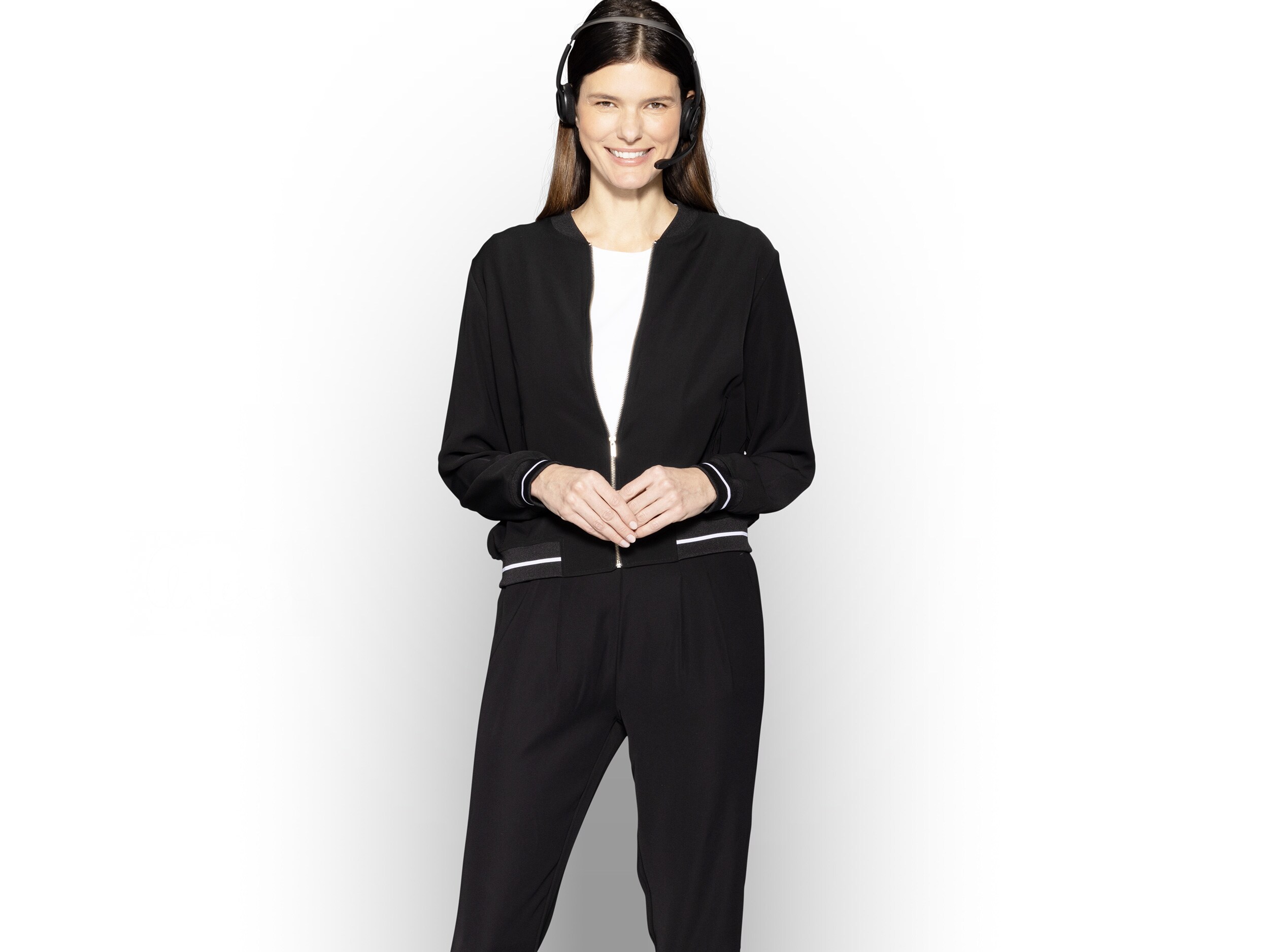 Un operatore di un call center con le cuffie pronto a fornire informazioni sul servizio Mercedes-Benz Van Uptime Monitor.