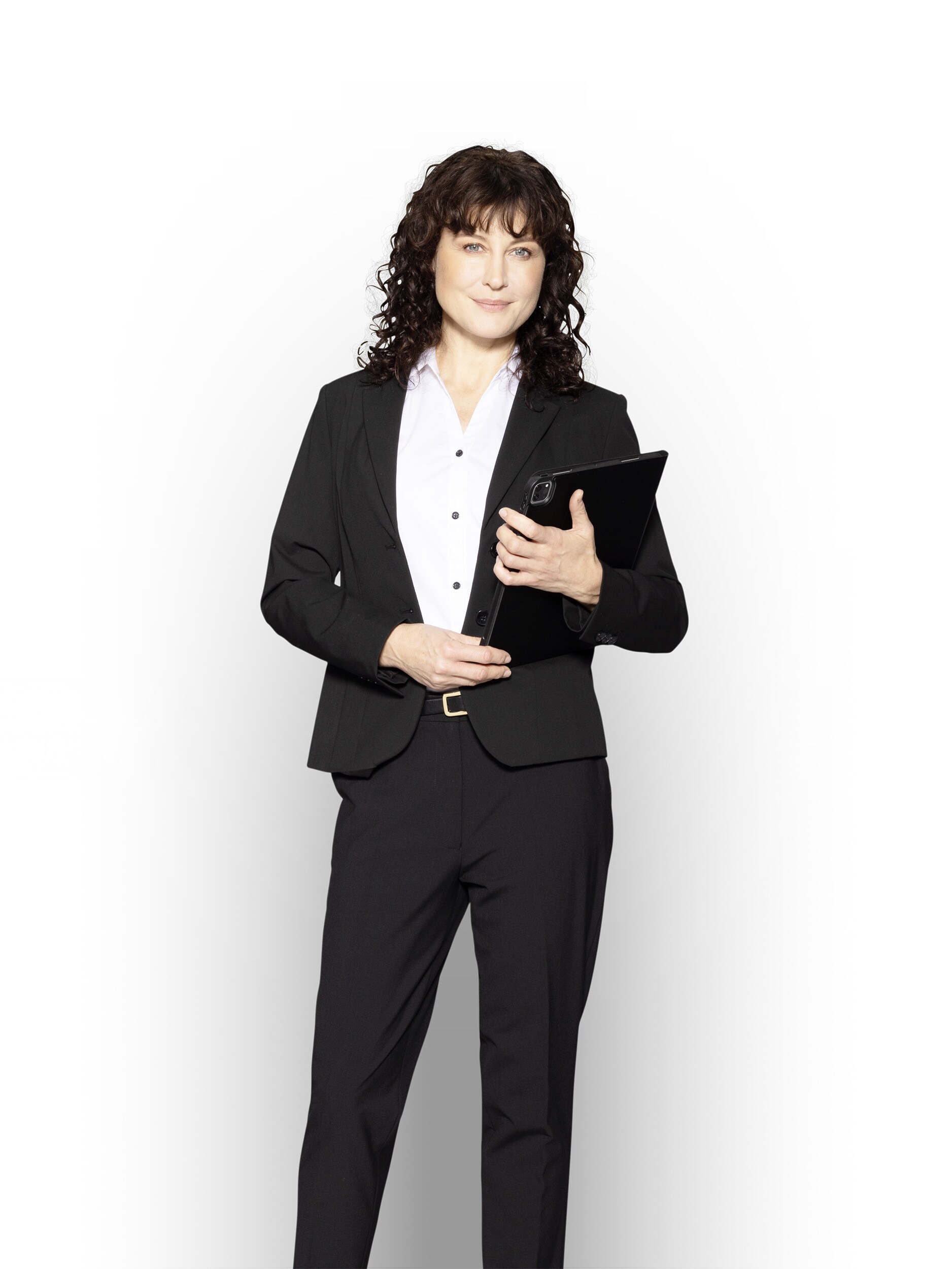 Mercedes-Benz Verkaufsleiter mit einem Tablet, um über die Dienstepakete zu informieren.