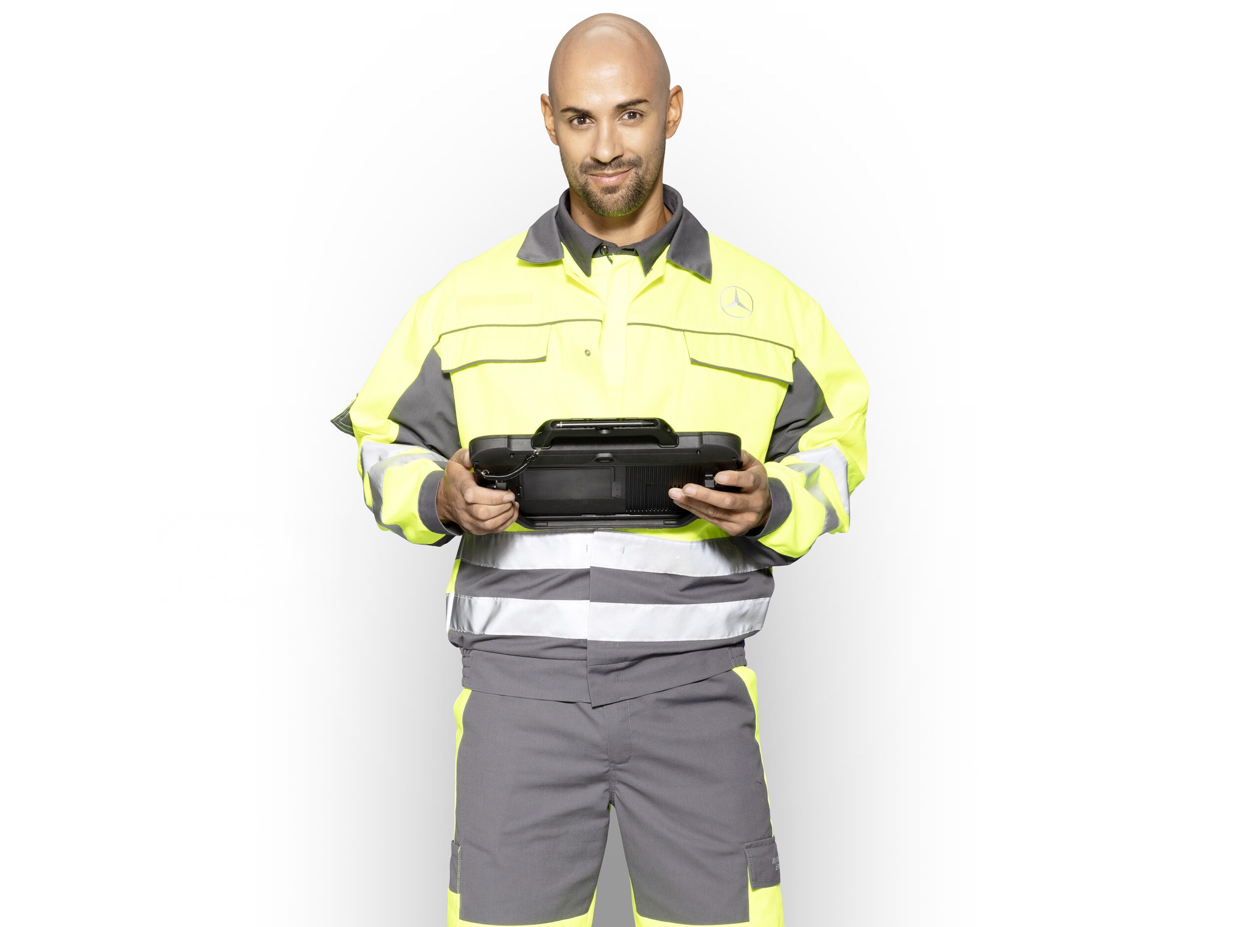 Technicien d'entretien Mercedes-Benz avec une tablette, prêt à vérifier les services de garantie de mobilité pour votre utilitaire léger