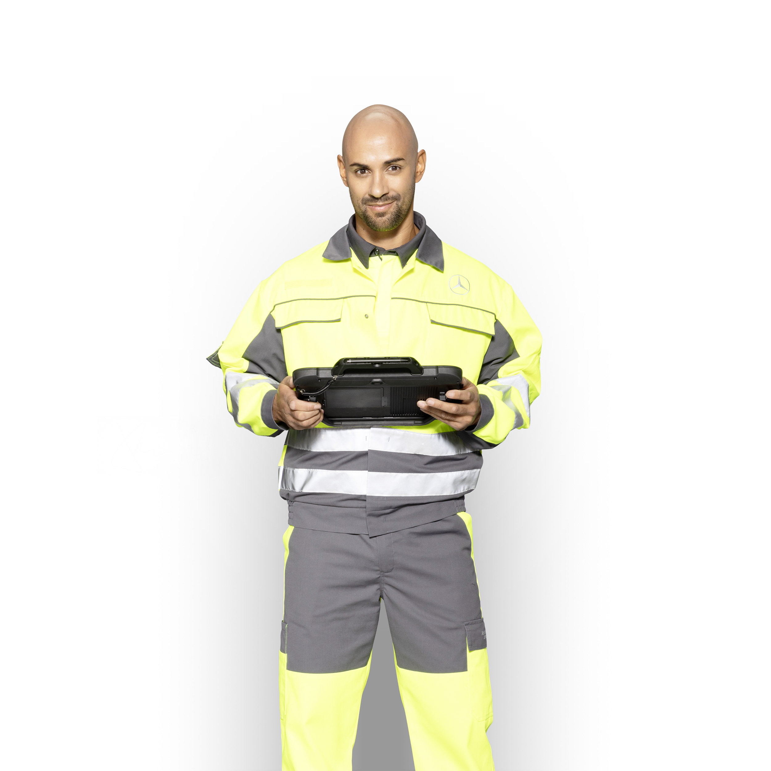 Mercedes-Benz | Confort | MobiloVan Technicien d'entretien Mercedes-Benz avec une tablette, prêt à vérifier les services de garantie de mobilité pour votre utilitaire léger