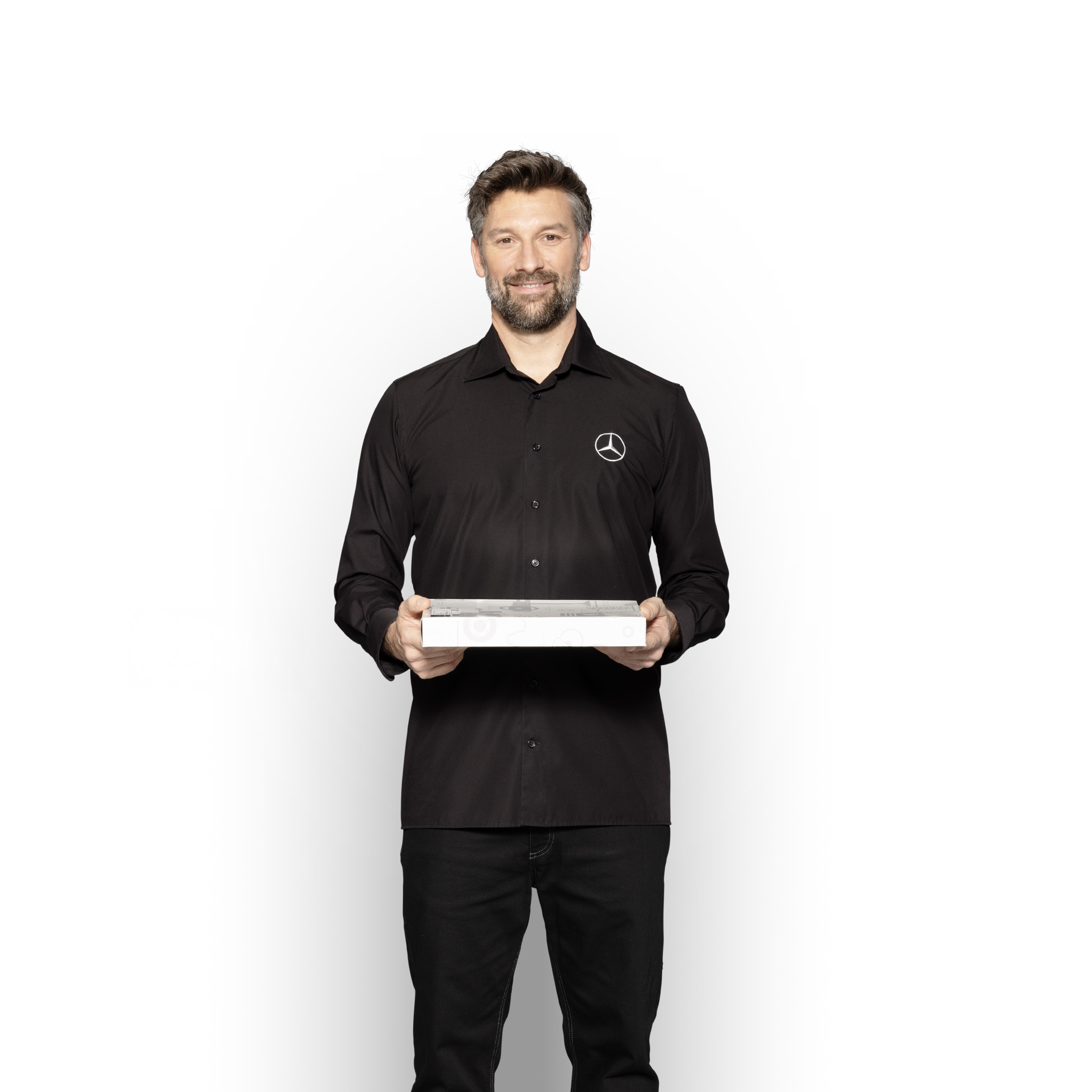 Mercedes-Benz | Panoramica sulla qualità dei veicoli commerciali Uno specialista dei ricambi con un tablet pronto a fornire informazioni sugli standard di qualità Mercedes-Benz