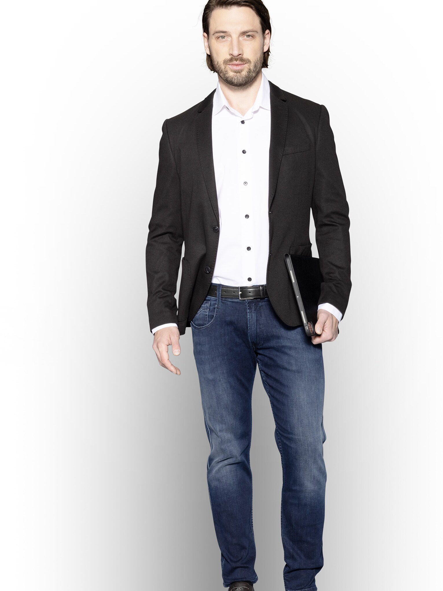 Der Serviceberater lächelt Sie an und ist bereit, Ihnen bei Ihrem Mercedes-Benz Fuhrpark zu helfen.