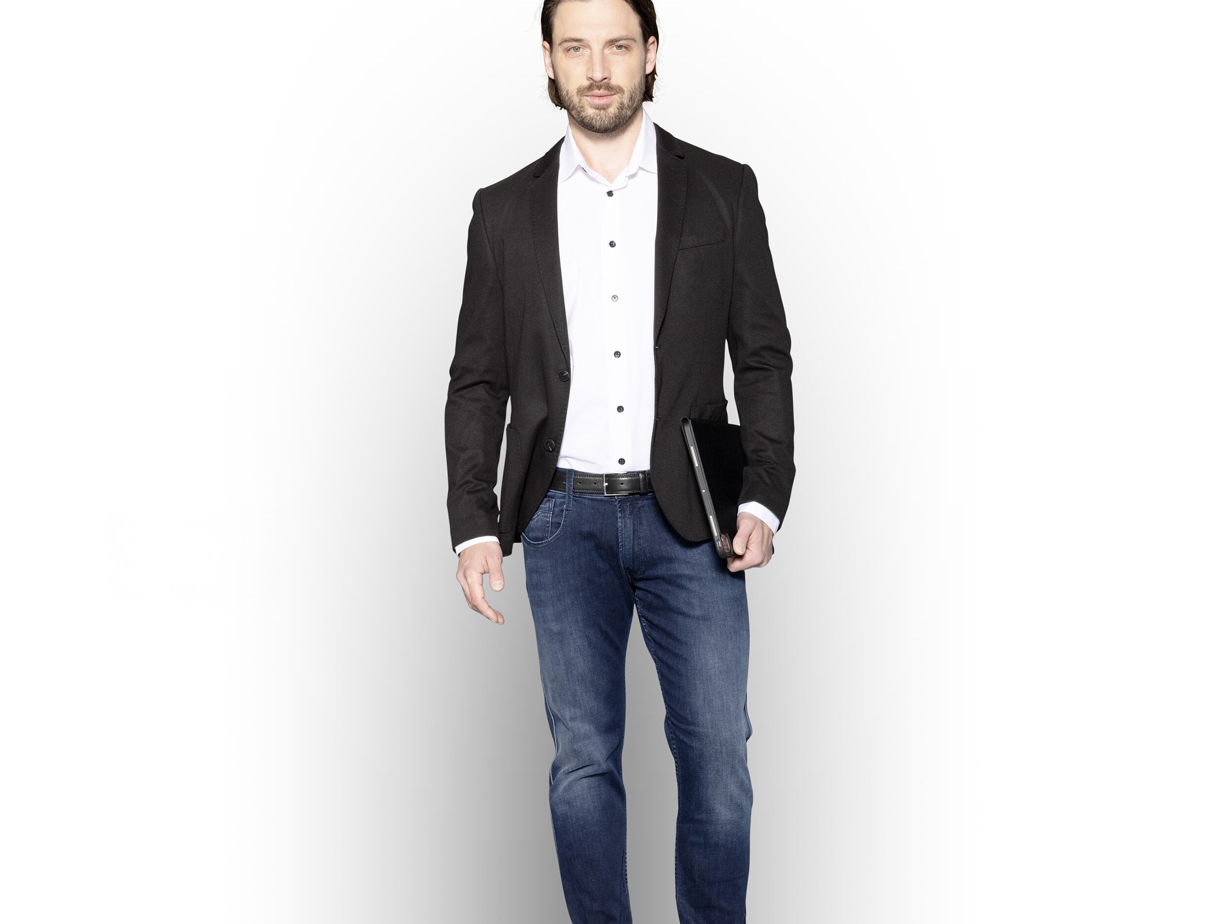 Le conseiller en entretien tout sourire, prêt à vous aider avec votre flotte de véhicules Mercedes-Benz.