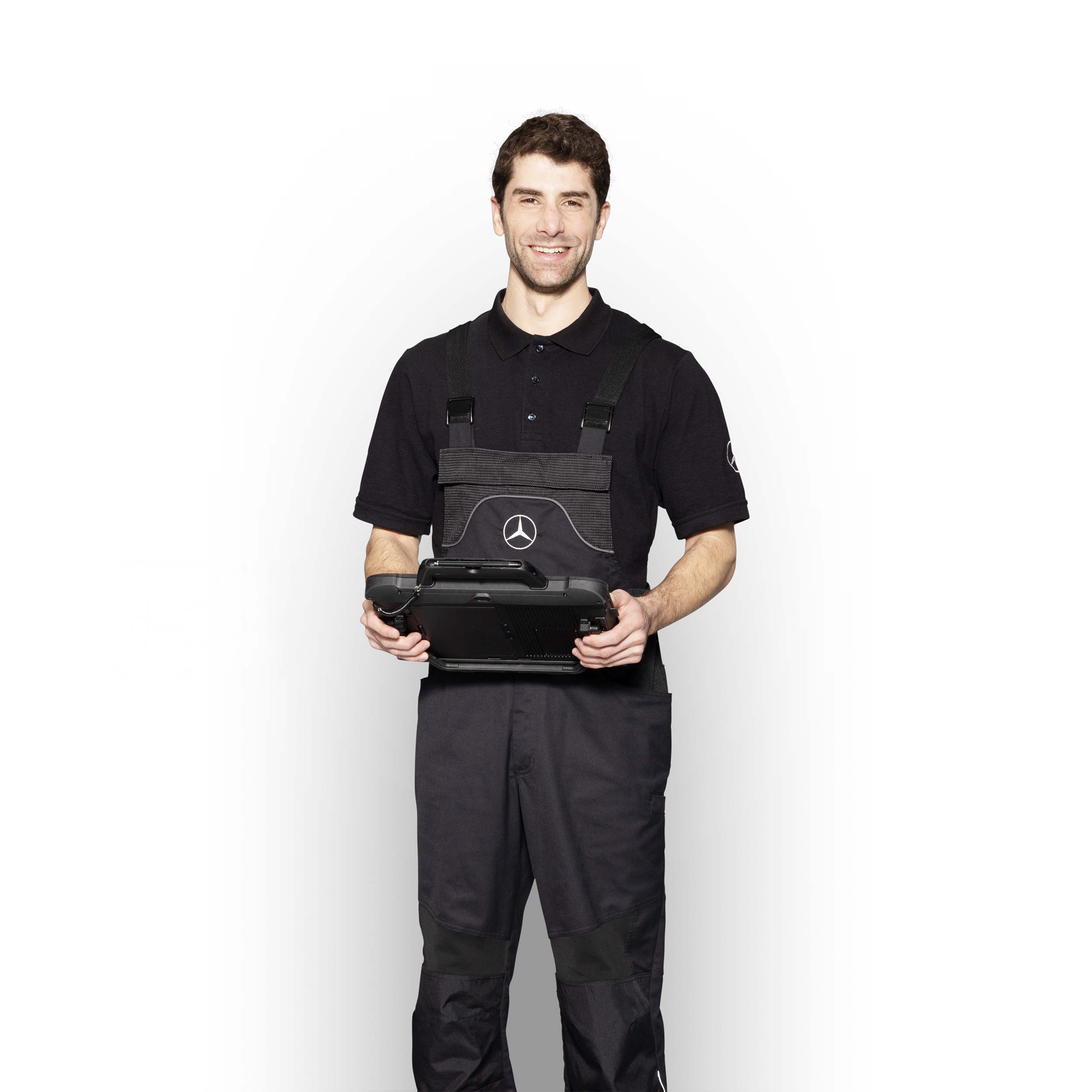 Mercedes-Benz | Réparation Mécanicien Mercedes-Benz en tenue de travail, tenant une tablette prête pour le signalement des dommages.