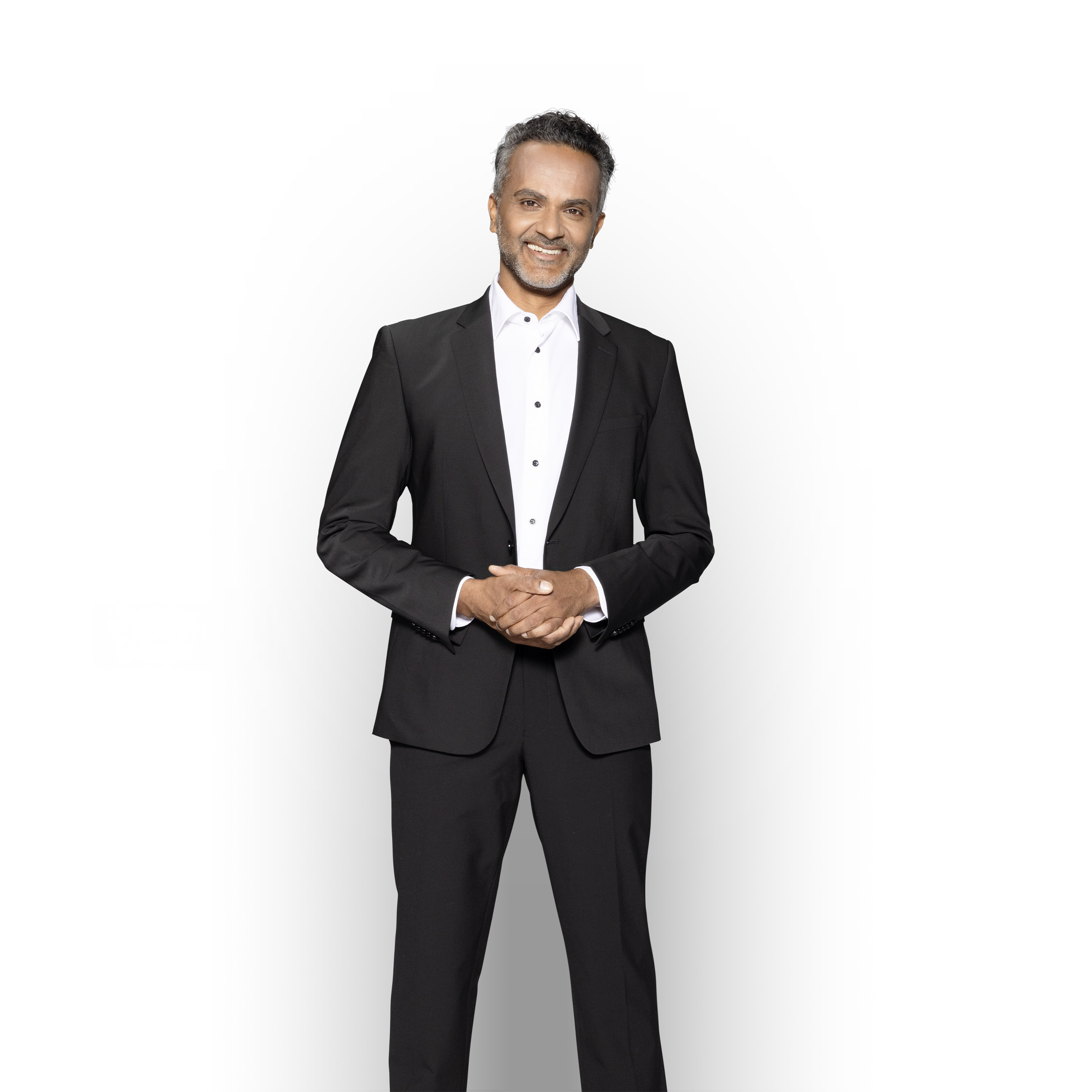 Mercedes-Benz - Service pour véhicules électriques Un directeur des ventes compétent se tient debout et sourit pour assurer le support technique de votre utilitaire léger électrique Mercedes-Benz.