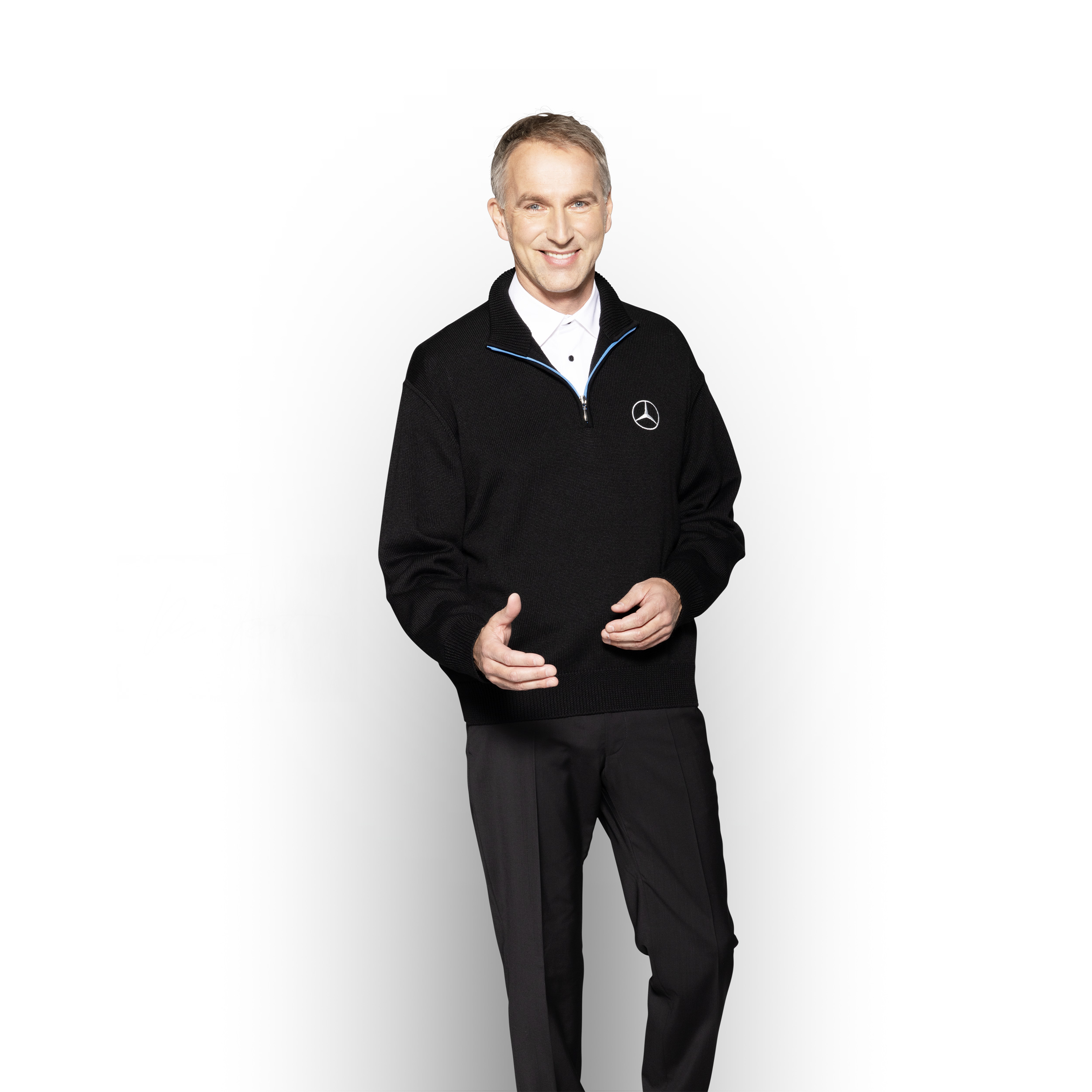 Mercedes-Benz | Confort Un conseiller de service en chemise blanche, une tablette à la main, prêt à donner des informations sur le service de mobilité.