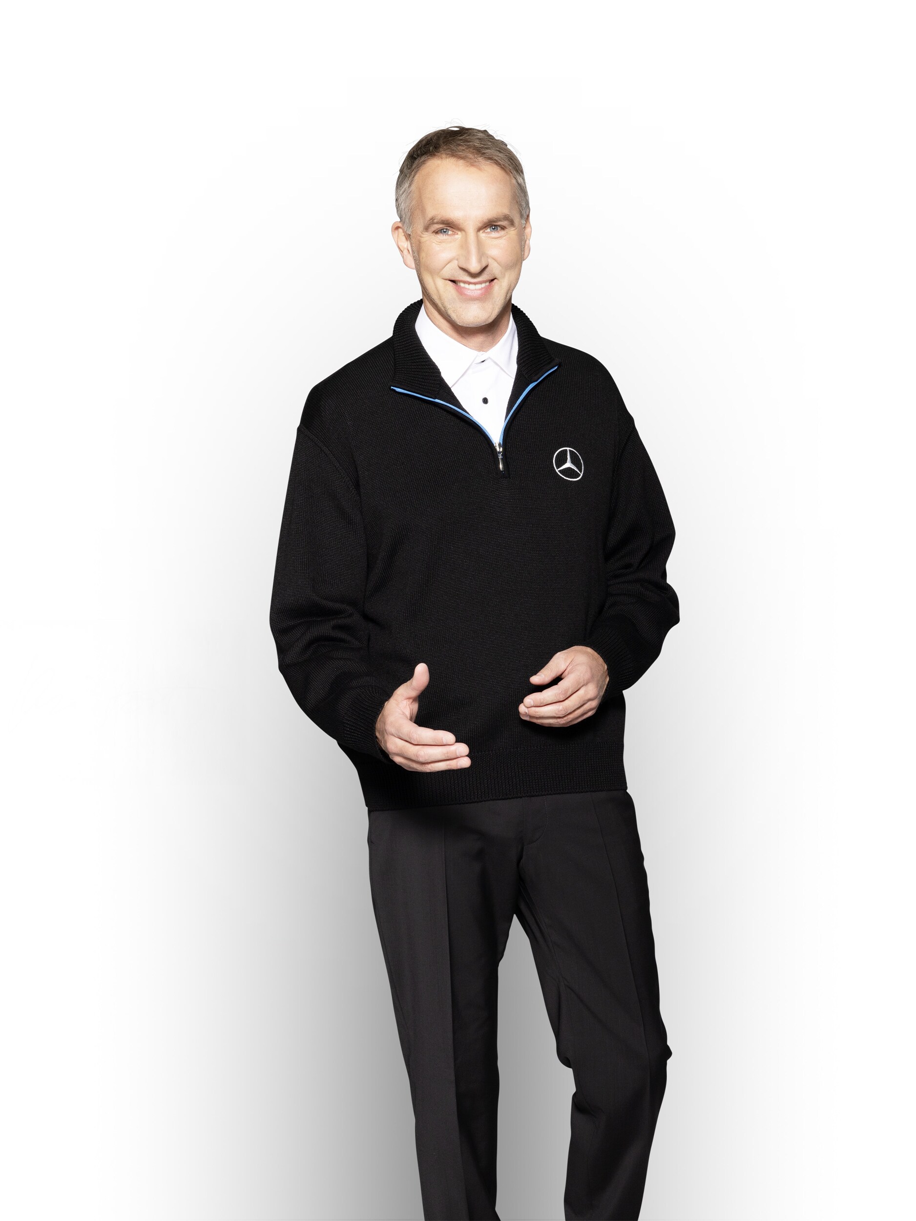 Conseiller de service Mercedes-Benz sur fond clair.