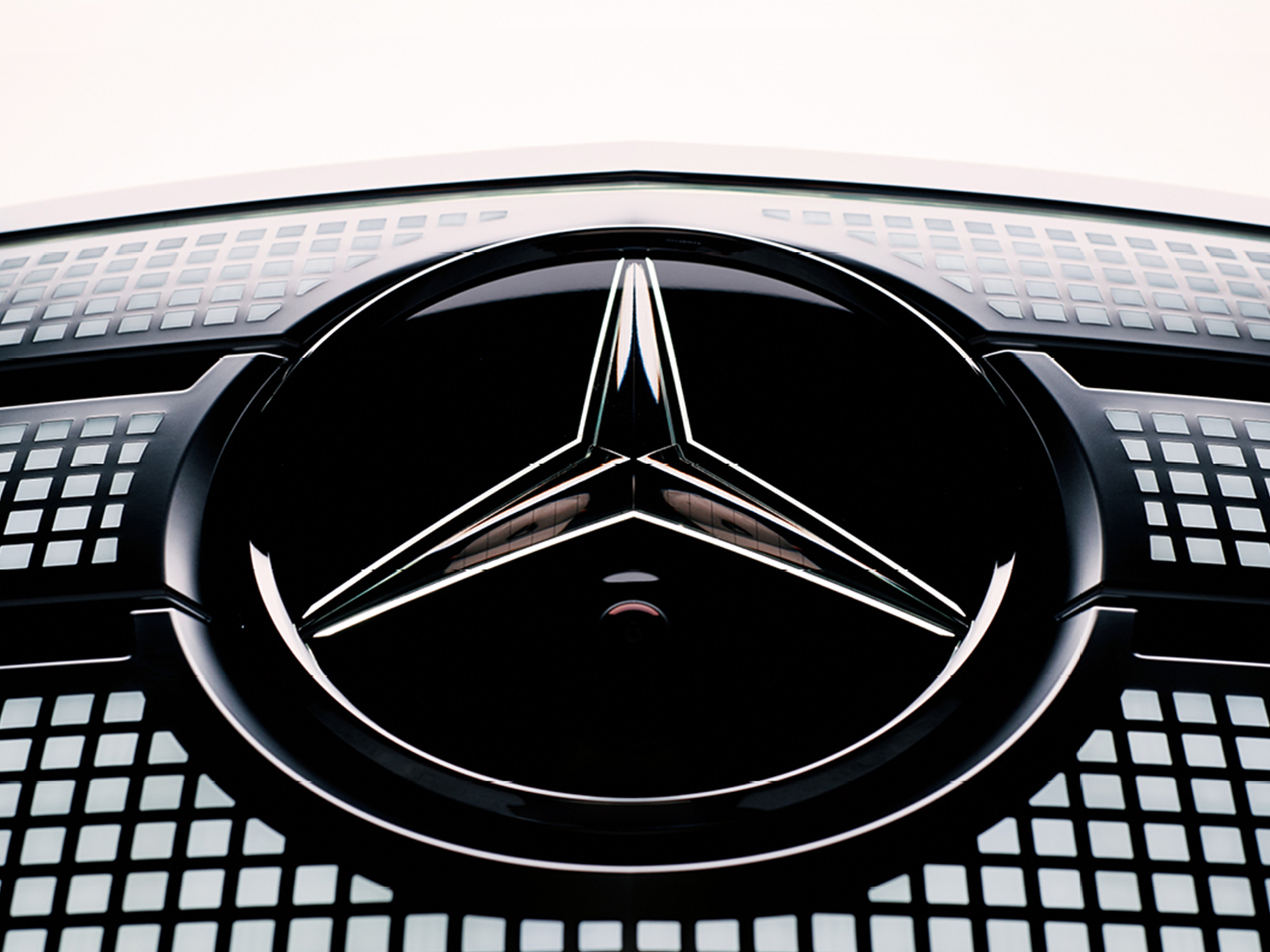 Gros plan de l’étoile Mercedes-Benz sur la calandre. Gros plan de l’étoile Mercedes-Benz